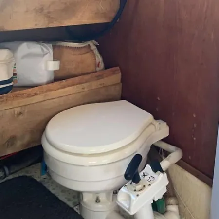 보트호텔 Docked Boat 르발카레스