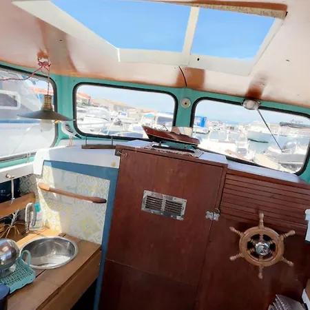 보트호텔 Docked Boat 르발카레스