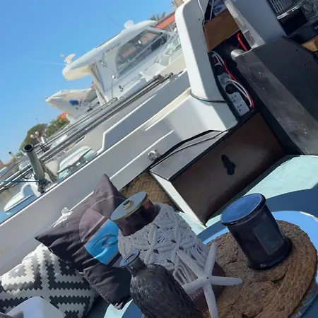 보트호텔 Docked Boat