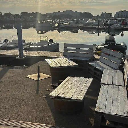 보트호텔 Docked Boat *