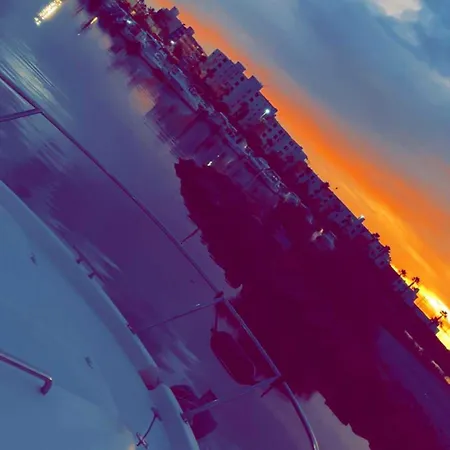 Docked Boat 보트호텔 르발카레스