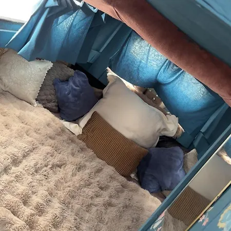 Docked Boat 보트호텔