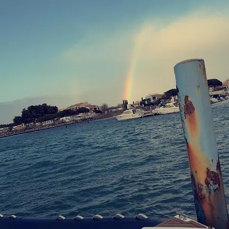 보트호텔 Docked Boat *