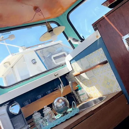 Docked Boat 보트호텔 르발카레스