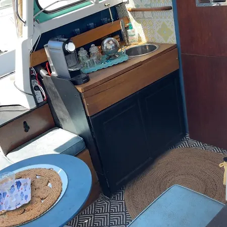 보트호텔 Docked Boat